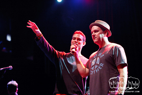 Mike O'Malley emcee'ing the tenth concert of the Hot Stove Cool