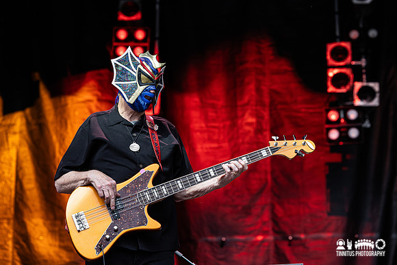 Nick Lowe with Los Straitjackets in concert