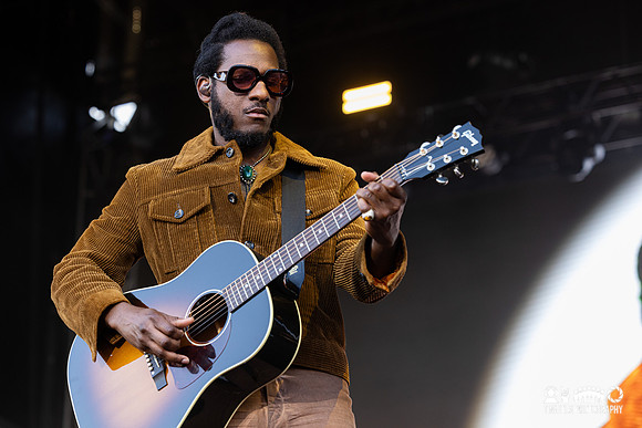 Leon Bridges in concert
