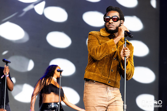 Leon Bridges in concert