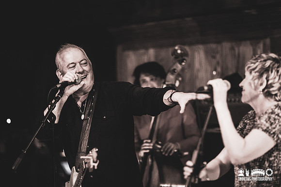 Jon Langford and Sally Timms in concert