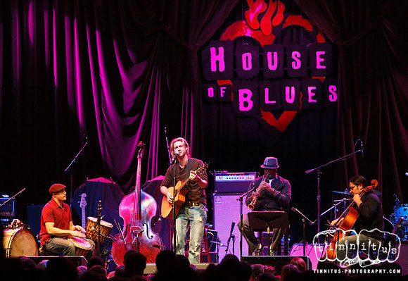 Bronson Arroyo plays Hot Stove Cool Music