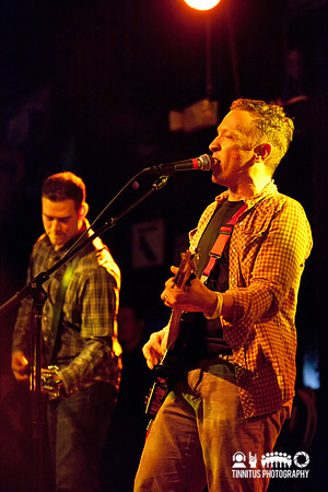 Bill Janovitz (right) and Theo Epstein (left) perform at the Hot