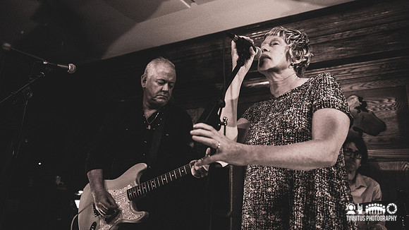Jon Langford and Sally Timms in concert